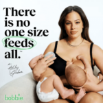 En una valla publicitaria, Ashley Graham elogia ser la primera madre en haber combinado la alimentación de sus hijos