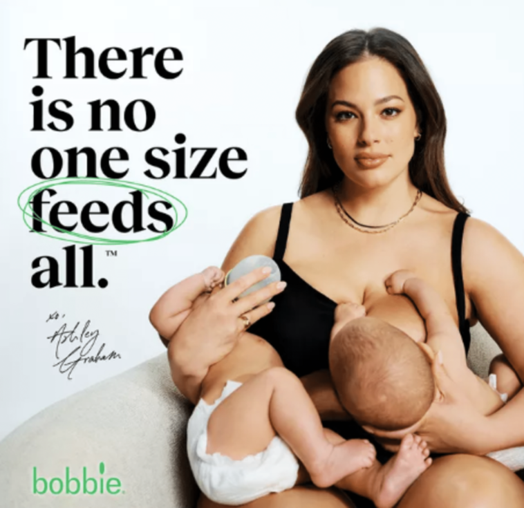 En una valla publicitaria, Ashley Graham elogia ser la primera madre en haber combinado la alimentación de sus hijos