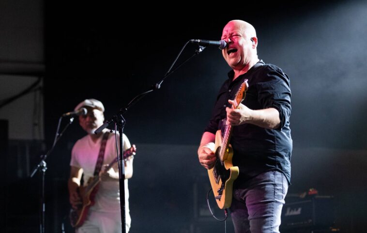 Escucha la atronadora nueva canción de Pixies 'Dregs Of The Wine'