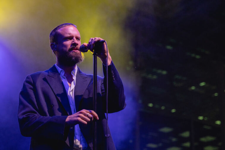 Escuche al padre John Misty versionar 'I Believe (When I Fall In Love It Be Forever)' de Stevie Wonder