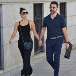 Vacaciones: Eva Longoria, de 47 años, se veía tan elegante como siempre cuando salió de la mano a dar un paseo con su esposo José Bastón, de 54 años, en Madrid el sábado.