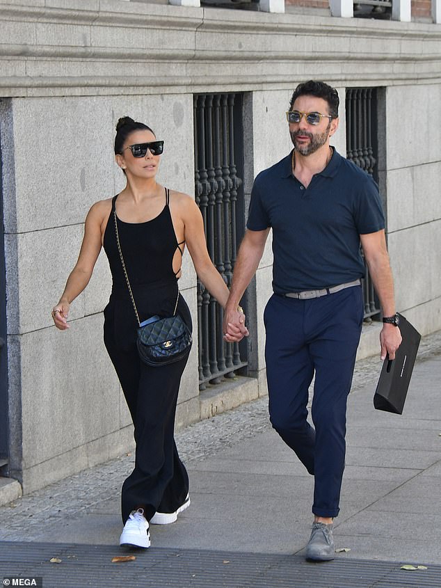 Vacaciones: Eva Longoria, de 47 años, se veía tan elegante como siempre cuando salió de la mano a dar un paseo con su esposo José Bastón, de 54 años, en Madrid el sábado.