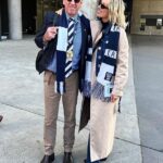 Phoebe Burgess entró en el espíritu de la gran final de la AFL el sábado.  La ex WAG de fútbol asistió al partido entre Sydney Swans y Geelong Cats en Melbourne junto a su padre Mitch Hooke.  Ambos en la foto