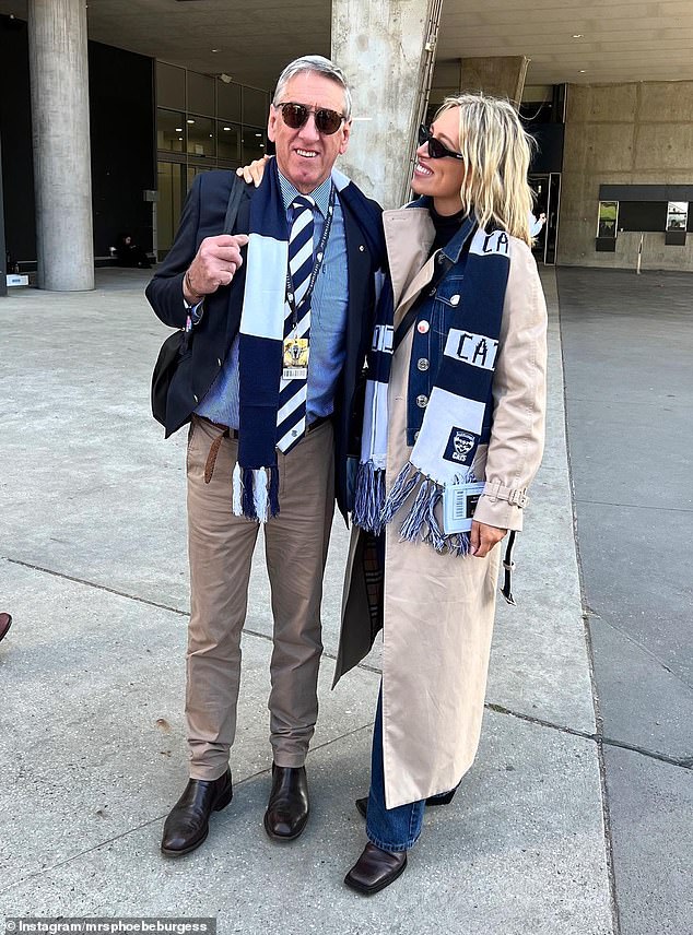 Phoebe Burgess entró en el espíritu de la gran final de la AFL el sábado.  La ex WAG de fútbol asistió al partido entre Sydney Swans y Geelong Cats en Melbourne junto a su padre Mitch Hooke.  Ambos en la foto