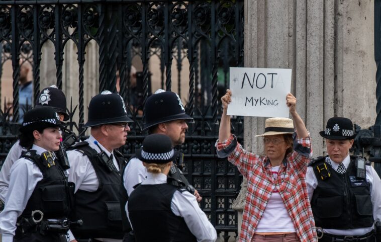 Figuras del entretenimiento y políticos reaccionan a los arrestos republicanos durante el período de luto de la reina Isabel II