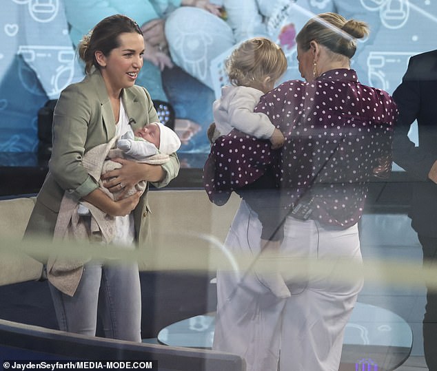 La presentadora de The Biggest Loser, Fiona Falkiner, ella y su prometida Hayley Willis han sido fotografiadas por primera vez desde que dieron la bienvenida a su segundo hijo el mes pasado.