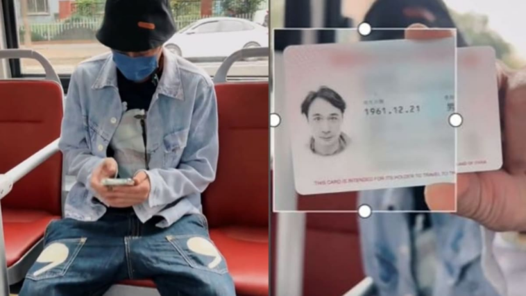 Francis Ng, 60, parpadea IC para demostrar que tiene la edad suficiente para sentarse en el asiento reservado en el autobús