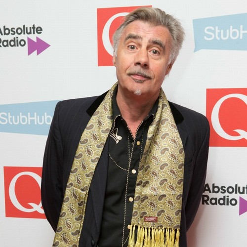 Glen Matlock tocando el bajo en el nuevo álbum de Blondie