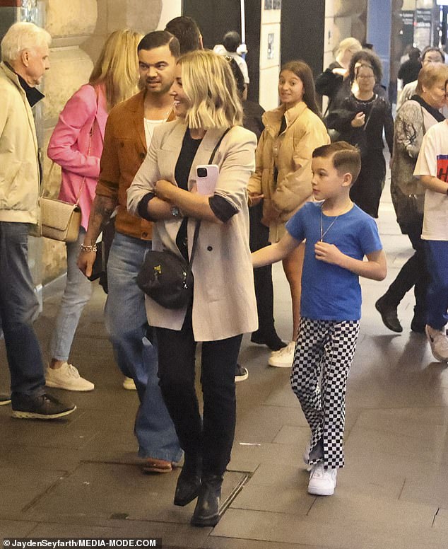 Guy Sebastian, 40, (atrás a la izquierda) y su esposa Jules, 40, (centro) llevaron a sus hijos a una excursión familiar en Sydney el martes, y los jóvenes demostraron que son como su papá estrella del pop.