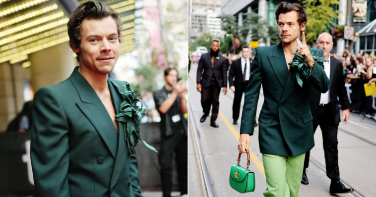 Harry Styles combina su traje verde con un broche floral y un bolso a juego