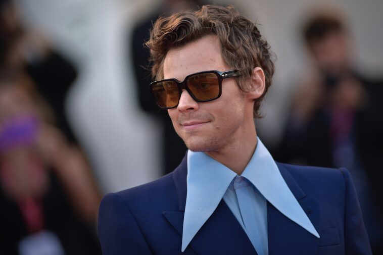 Harry Styles se ríe del drama 'No te preocupes, cariño': 'Fui muy rápido a Venecia para escupirle a Chris Pine'