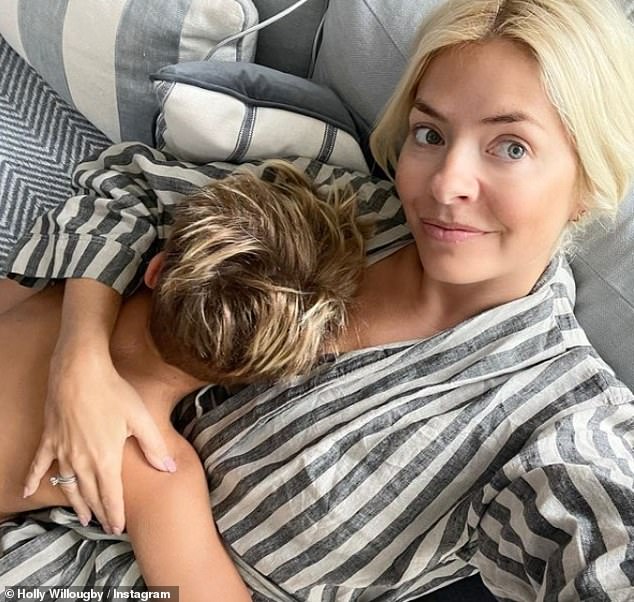 Holly Willoughby da un raro vistazo de su hijo Chester en una dulce selfie