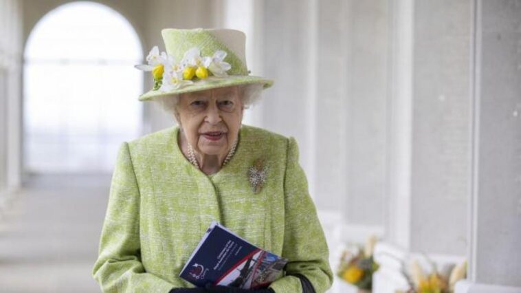 Isabel II suspende una reunión por recomendación médica