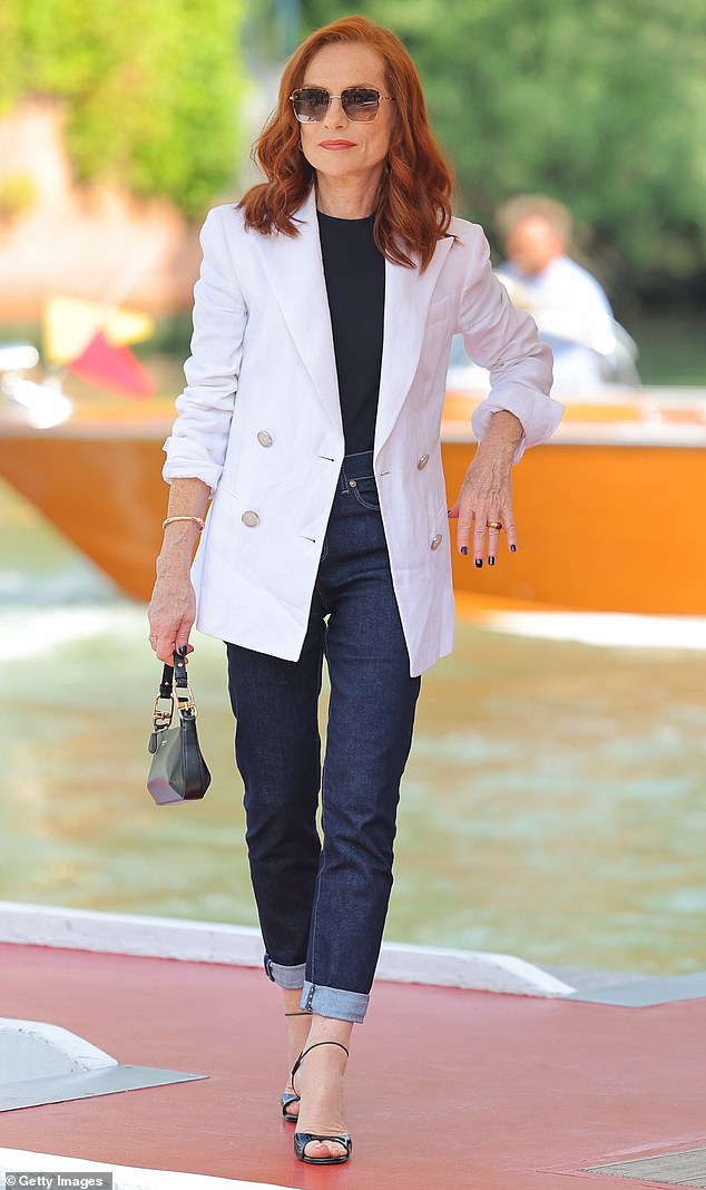 Belleza: Isabelle Huppert lució chic sin esfuerzo cuando salió con estilo durante el Festival de Cine de Venecia