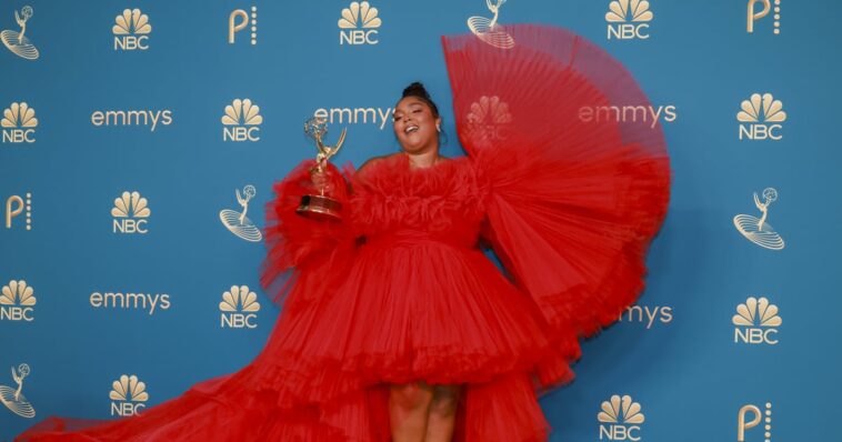 Jelly Nails de Lizzo en los Emmys merecen su propio premio