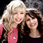 Jennette McCurdy alegó que Debbie McCurdy, su madre fallecida, la obligaría a ella y a su hermano a ducharse juntos.