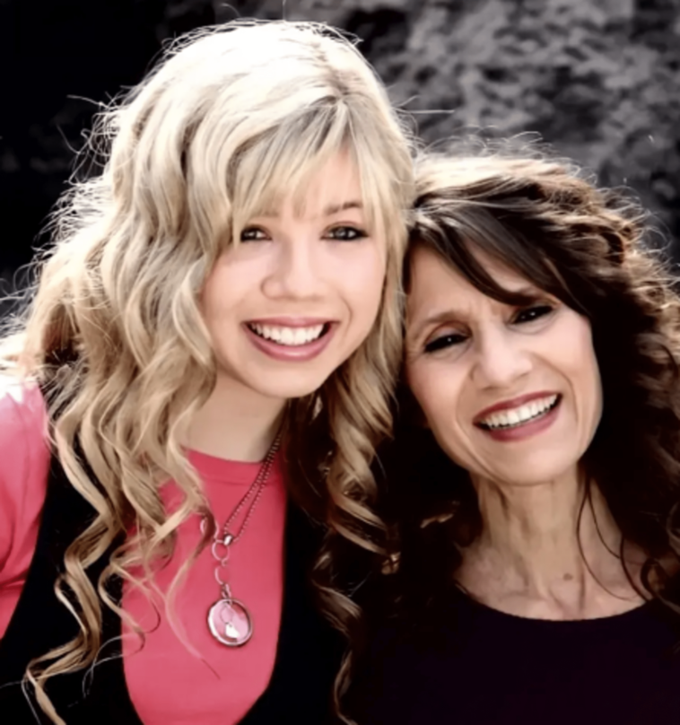 Jennette McCurdy alegó que Debbie McCurdy, su madre fallecida, la obligaría a ella y a su hermano a ducharse juntos.