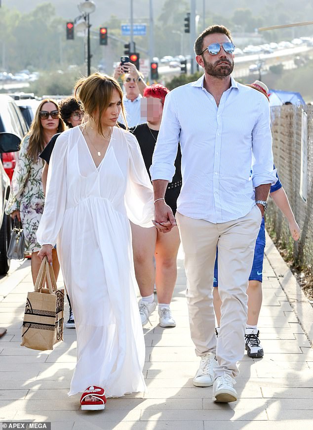 Linda pareja: Jennifer Lopez y Ben Affleck vistieron trajes completamente blancos a juego para el Malibu Chili Cook-Off el domingo