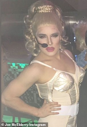 ¿Ese es Joe McElderry?  Corsé es!  La cantante se ve irreconocible como Madonna con una cola de caballo alta y rubia y usando un icónico corsé cónico inspirado en Gaultier para una instantánea de Instagram el lunes.