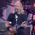 Joe Walsh lidera a James Gang reunida en concierto tributo a Taylor Hawkins