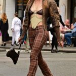 ¡Atrevido!  Julia Fox, de 32 años, llamó la atención mientras daba un paseo por Londres con un sujetador transparente revelador con un arnés de cuerpo encorsetado el sábado.