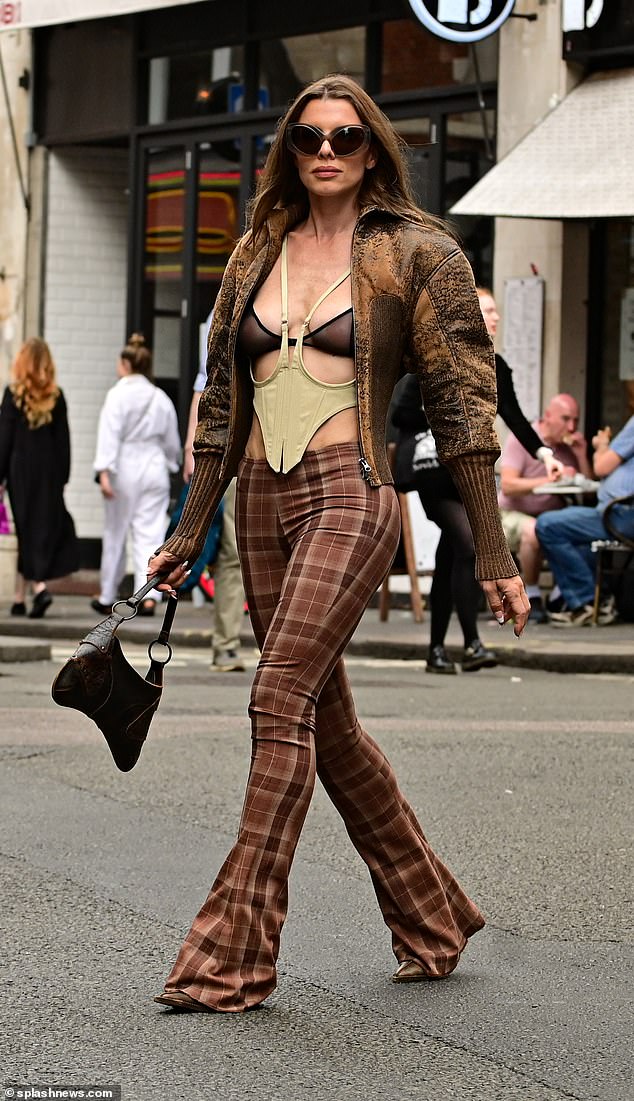 ¡Atrevido!  Julia Fox, de 32 años, llamó la atención mientras daba un paseo por Londres con un sujetador transparente revelador con un arnés de cuerpo encorsetado el sábado.