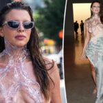 Julia Fox luce un atuendo 'empapado' en la Semana de la Moda de Nueva York