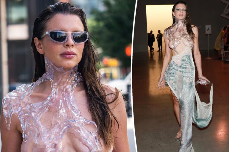Julia Fox luce un atuendo 'empapado' en la Semana de la Moda de Nueva York
