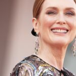 Julianne Moore hizo glamour de superhéroe con un vestido y una capa completamente transparentes