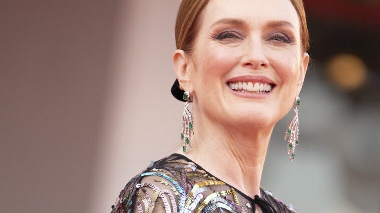 Julianne Moore hizo glamour de superhéroe con un vestido y una capa completamente transparentes