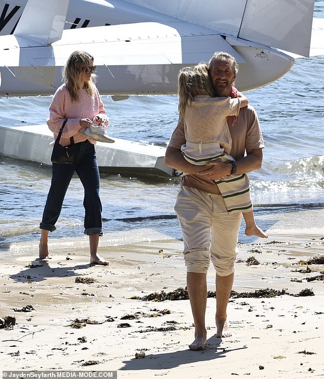 A Justin Hemmes le gusta disfrutar de las cosas buenas de la vida.  El domingo, el barón multimillonario tomó su hidroavión a su mansión de Vaucluse junto a su novia modelo Madeline Holtznagel.  Ambos en la foto