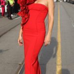 Repleto de estrellas: Kate Hudson y Janelle Monáe lideraron el glamour en la alfombra roja en el estreno en el Festival Internacional de Cine de Toronto de la muy esperada secuela de Knives Out, Glass Onion: A Knives Out Mystery, el sábado