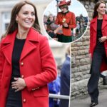 Kate Middleton homenajea a la princesa Diana con abrigo rojo en Gales