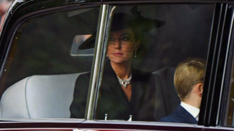Kate Middleton presentó sus respetos con perlas sentimentales en el funeral de estado de la reina