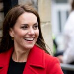 Kate Middleton visita Gales con un abrigo rojo brillante con un sutil guiño a la princesa Diana