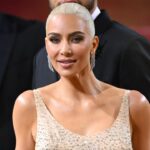 Kim Kardashian adopta el estilo pinup de los años 60 en Milán