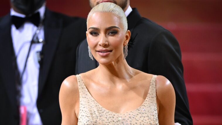 Kim Kardashian adopta el estilo pinup de los años 60 en Milán