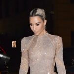Kim Kardashian deslumbra con un vestido de lentejuelas transparentes en el desfile de Fendi