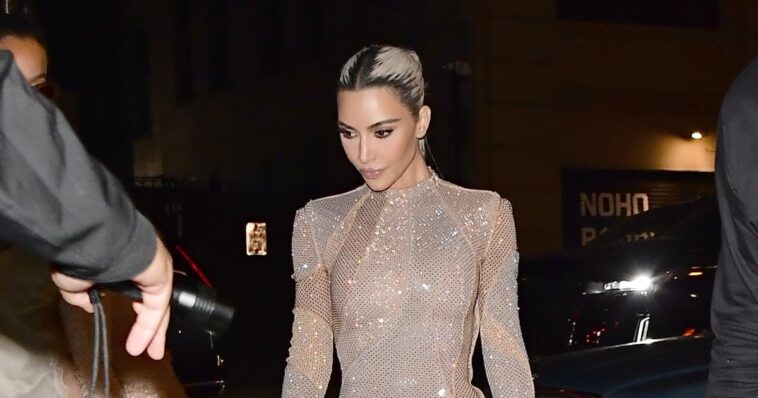 Kim Kardashian deslumbra con un vestido de lentejuelas transparentes en el desfile de Fendi