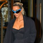 Kim Kardashian diseñó un mono de corsé hundido con gafas de sol futuristas