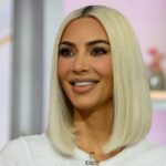 Kim Kardashian muestra un corsé brillante y calzoncillos en el set de una sesión de fotos