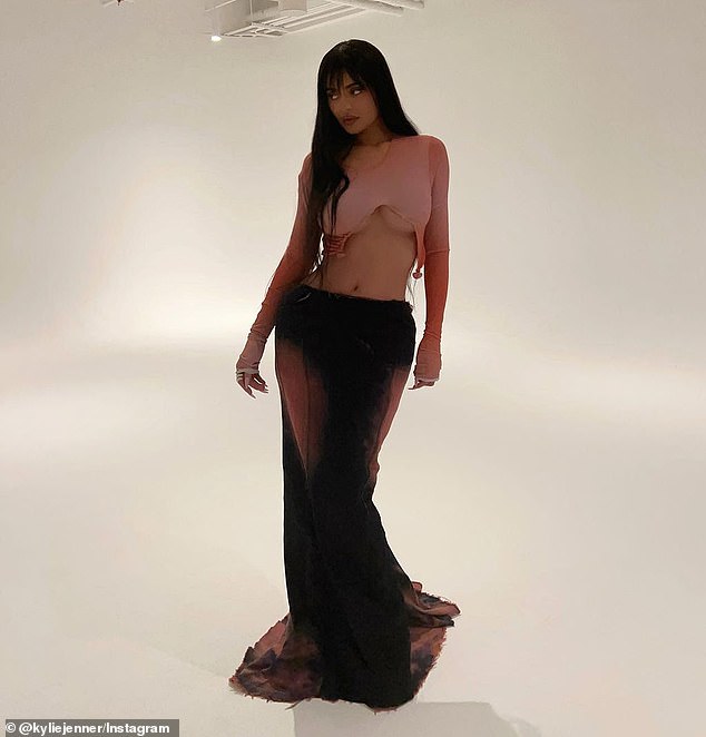 ¡Cosas calientes!  Kylie Jenner le dio a sus 370 millones de seguidores de Instagram una mirada privilegiada el domingo a su físico curvilíneo con un conjunto de instantáneas sensuales que resaltan su top corto que deja al descubierto sus senos.