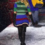 En el clavo: la hija de Kate Moss, Lila, de 19 años, arrasó en la pasarela de Tommy Hilfiger con botas hasta los muslos y un minivestido el domingo en la Semana de la Moda de Nueva York.