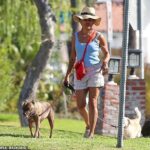 La trabajadora social mostró su nueva tinta el viernes, su cumpleaños número 66, mientras paseaba a sus dos perros cerca de su casa en Los Ángeles.