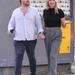 La modelo Sydney Ness y el hermano de Taylor Swift, Austin Swift, pasean juntos en la ciudad de Nueva York