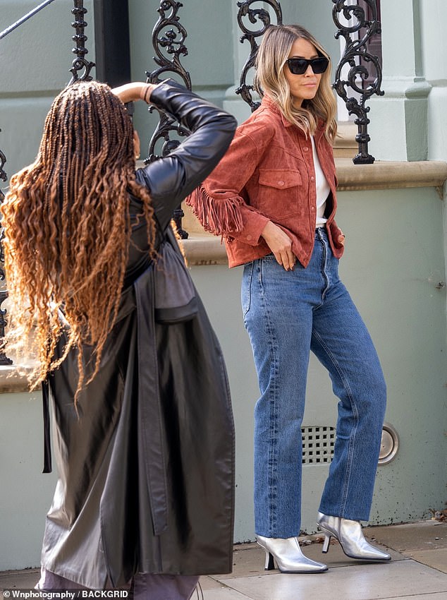 Fashionista: el martes, la recién soltera Rachel Stevens, de 44 años, se ve genial sin esfuerzo con una chaqueta de gamuza con borlas y jeans mientras posa para una sesión de fotos de estilo callejero en Primrose Hill de Londres.