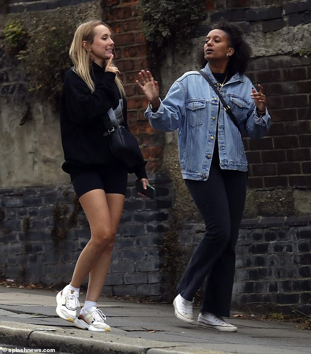La compañía de Two: Rose Ayling-Ellis pasó del momento emotivo mientras disfrutaba de un día con una amiga en Londres el martes.