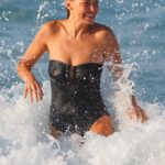 Lara Worthington (de soltera Bingle) llamó la atención el domingo mientras se daba un chapuzón en el océano en la playa Bondi de Sydney.