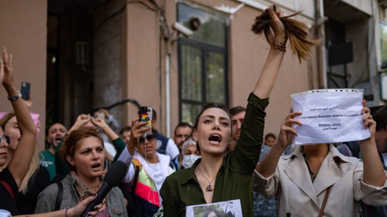 Las mujeres en Irán lideran una ola de poderosas protestas contra el gobierno