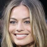 Las uñas de supermodelo de Margot Robbie son un guiño elegante a los años 90